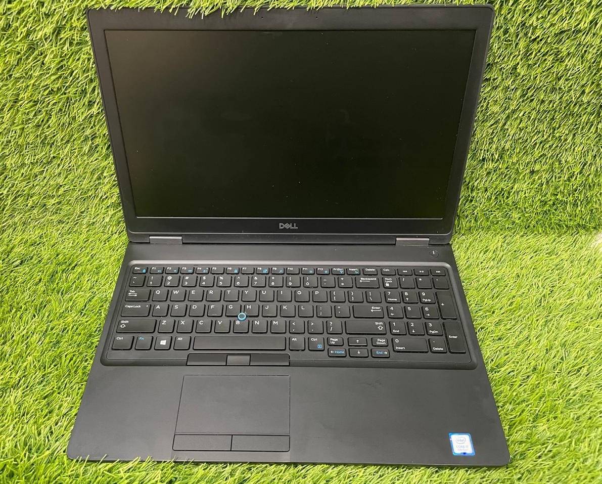  لپ تاپ Dell Latitude 5590 یکی از محبوب‌ترین مدل‌های تجاری دل است که با پردازنده Intel Core i5 نسل هشتم، 8 گیگابایت رم و 256 گیگابایت حافظه SSD عملکردی سریع و روان ارائه می‌دهد. این لپ تاپ برای حسابداری، امور اداری، دانشجویی، فروشگاهی و استفاده روزمره گزینه‌ای ایده‌آل محسوب می‌شود. بدنه مقاوم، کیبورد باکیفیت و قابلیت ارتقا از مزایای اصلی این مدل هستند.