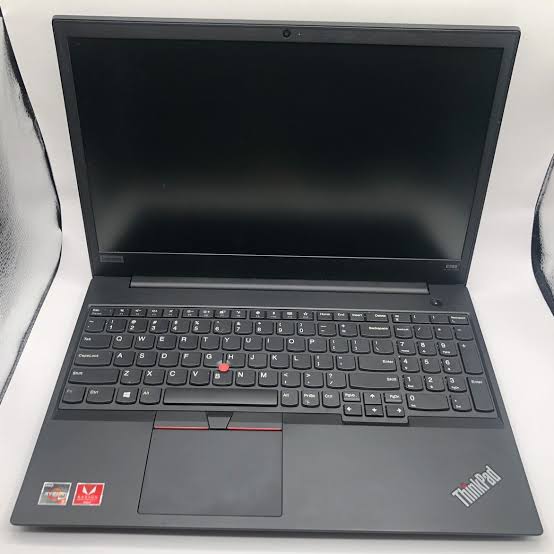  لپ تاپ Lenovo ThinkPad E585 یکی از محصولات محبوب سری ThinkPad است که با کیفیت ساخت بالا، کیبورد حرفه‌ای و عملکرد قابل اعتماد شناخته می‌شود. این دستگاه با پردازنده AMD Ryzen 5، حافظه رم 8 گیگابایتی و حافظه SSD پرسرعت، اجرای نرم‌افزارهای اداری، حسابداری، آموزشی و کارهای روزمره را به‌راحتی انجام می‌دهد.بدنه مقاوم، طراحی حرفه‌ای و صفحه‌نمایش 15.6 اینچی، این مدل را به انتخابی مناسب برای دانشجویان، شرکت‌ها و کسب‌وکارها تبدیل کرده است.